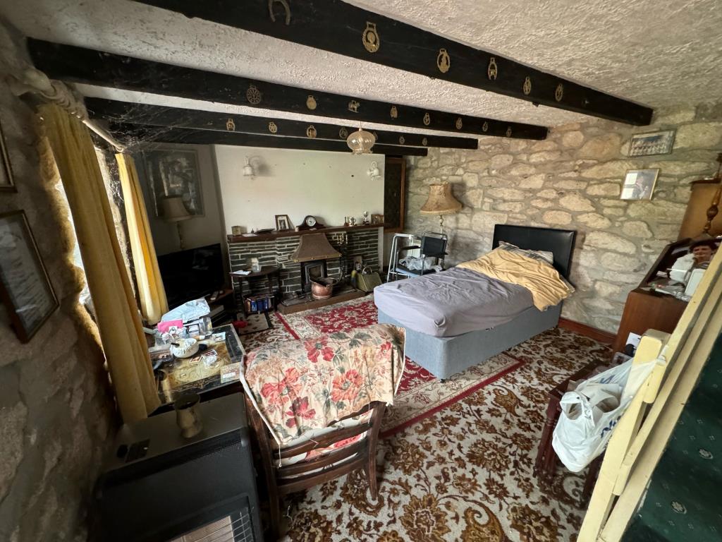 Lot: 126 - ONE-BEDROOM COTTAGE ON A GENEROUS PLOT - General view of the living room